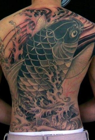 背部日本锦鲤与浪花纹身图案