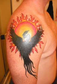 大臂黑色凤凰和红色太阳纹身图案