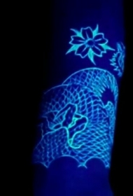 荧光龙和花朵纹身图案