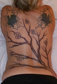 背部樱花树黑色纹身图案