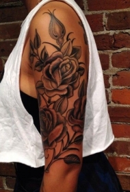 手臂黑灰漂亮的玫瑰纹身图案