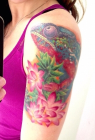大臂颜色生动的变色龙和花朵纹身图案