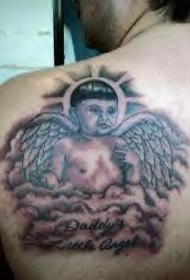 背部有翅膀的婴儿和字母纹身图案