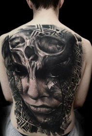满背黑白神秘部落女性肖像结合骷髅纹身图案