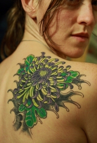 背部漂亮的绿色和黑色菊花纹身图案