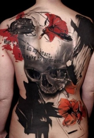 背部好看的骷髅和红玫瑰纹身图案
