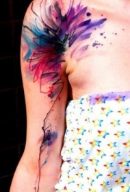 手臂漂亮的水彩泼墨花卉纹身图案