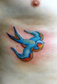 男性胸部蓝色的燕子纹身图案