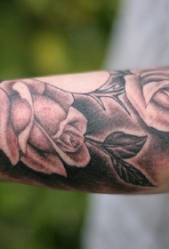 手臂黑白的玫瑰花纹身图案