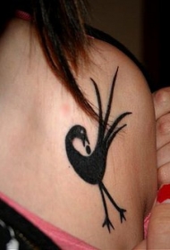 女生优雅的黑色鸟纹身图案