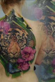 背部插画风格老虎与花朵蝴蝶彩绘纹身图案