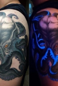 手臂逼真的彩色荧光章鱼纹身图案