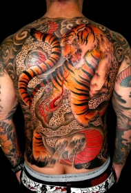 满背彩色的老虎和斑点蛇纹身图案