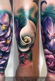 手臂令人惊叹的逼真五彩花朵纹身图案