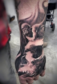 手臂幻想世界的黑白怪物与骷髅纹身图案