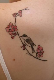 背部樱花树上的小鸟纹身图案
