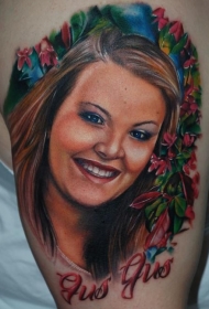 大臂非常漂亮的微笑女人肖像与鲜花纹身图案
