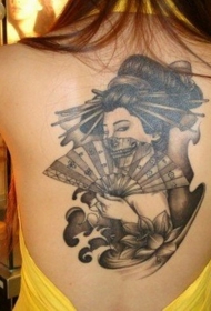 背部不寻常的黑色艺妓骷髅和花朵纹身图案