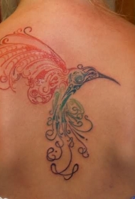 女孩背部美丽的鸟设计纹身图案