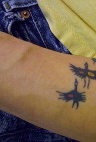 手臂飞翔的滑稽小鸟纹身图案