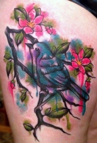 大腿水彩画风格五彩鸟和开花的树纹身图案