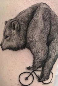 马戏团熊骑自行车有趣的纹身图案