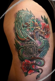 大腿绿色阿兹特克羽毛蛇与红玫瑰纹身图案