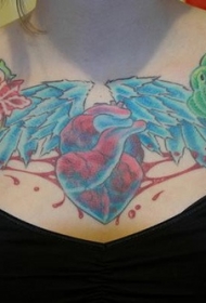 胸部神奇的心脏翅膀与恶魔纹身图案
