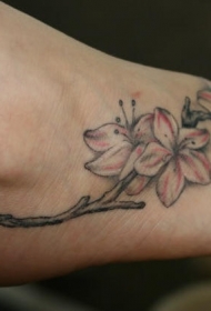 脚背美丽绽放的花朵纹身图案