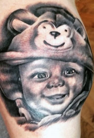小腿有趣的写实可爱微笑婴儿肖像纹身图案