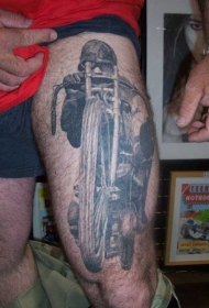 大腿上的摩托车概念纹身图案