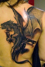 背部黑灰大翅膀的龙纹身图案