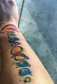 手臂色彩丰富的大行星游行纹身图案