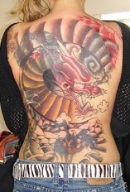 满背彩色的亚洲龙纹身图案