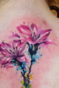 背部精致的粉红色百合花纹身图案