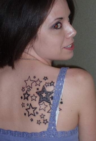 女性背部一群星星黑色纹身图案