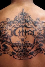 背部黑色的狮子徽章纹身图案