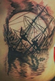 背部日落与沉没的帆船纹身图案