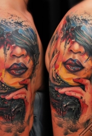 大臂水彩画风格的美丽女性纹身图案
