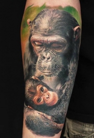 手臂非常逼真的彩色黑猩猩母亲和婴儿纹身图案