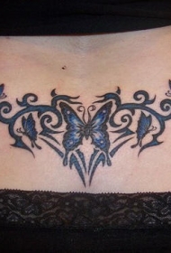 腰部许多深蓝色的蝴蝶藤蔓纹身图案