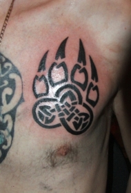 胸部凯尔特风格的熊爪印纹身图案