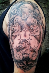 大臂中世纪骑士和狮子徽章纹身图案