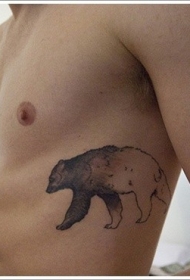 男子侧肋创意的黑白熊纹身图案
