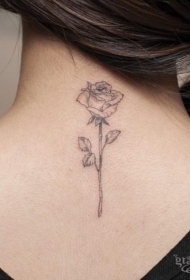 肩部温柔苍白的黑色线条玫瑰花纹身图案