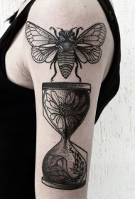 手臂雕刻风格黑色蜜蜂与沙漏花朵纹身图案