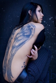 女生背部巨型羽毛翅膀纹身图案
