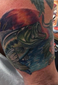 非常逼真的彩色大鱼手臂纹身图案