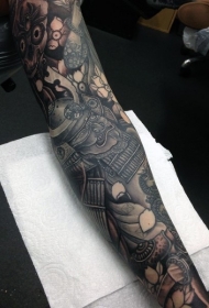 手臂亚洲风格的武士与各种花卉纹身图案