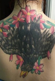 背部黑色乌鸦与花朵纹身图案